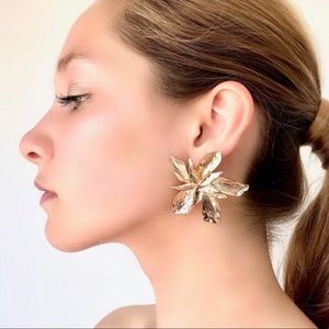 Gold flower earrings, statement earrings, flowers studs, large earrings 🌺